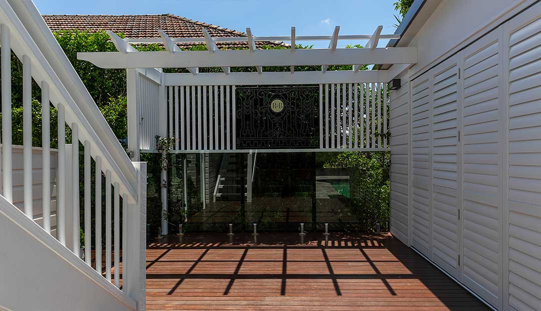 A modern white pergola with a deck on Emlyn Street, Brisbane, perfect for outdoor relaxation and gatherings.